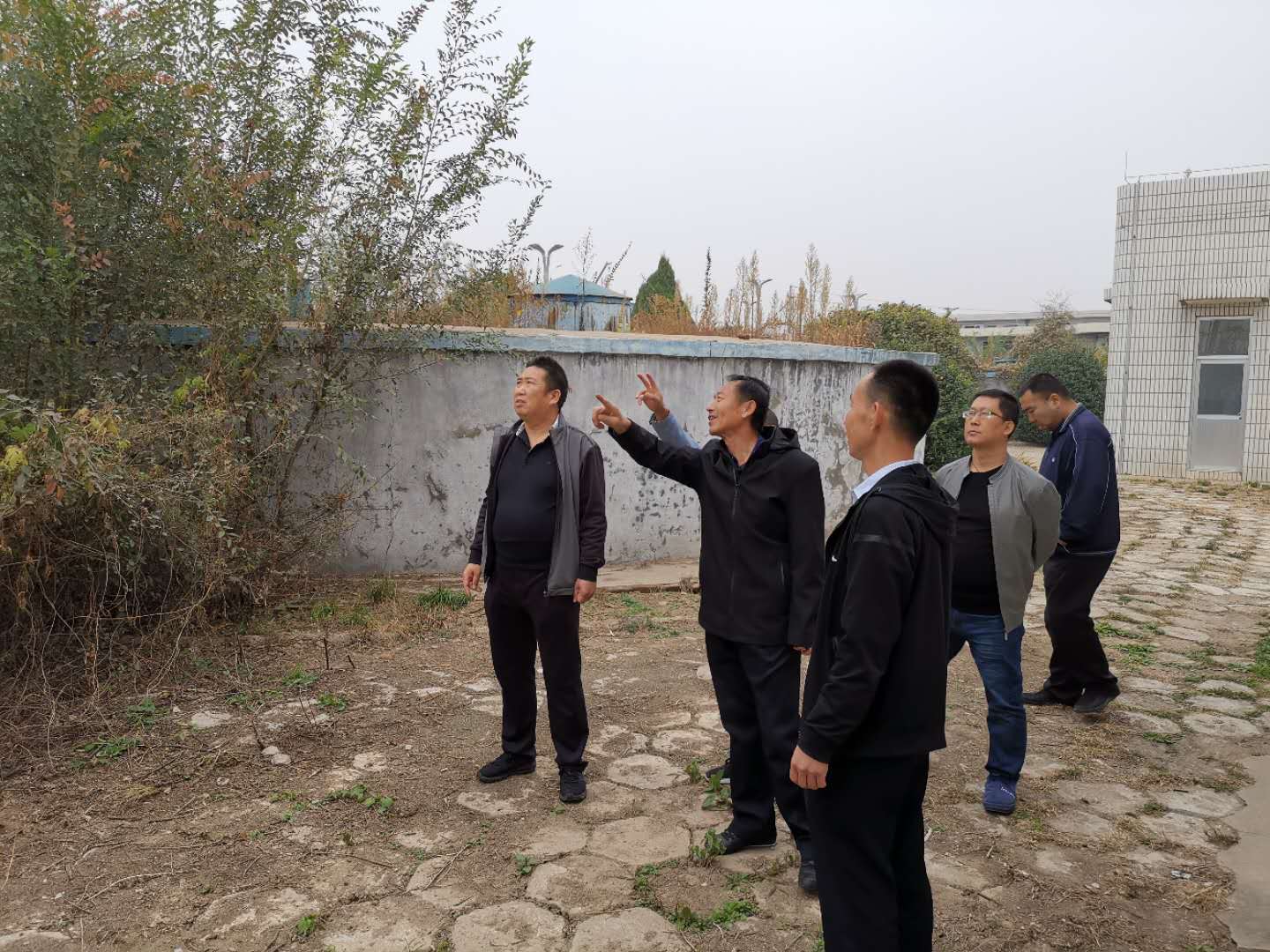 公司總經(jīng)理王建人在供水、污水生產(chǎn)一線開展風險隱患排查 (1).jpg