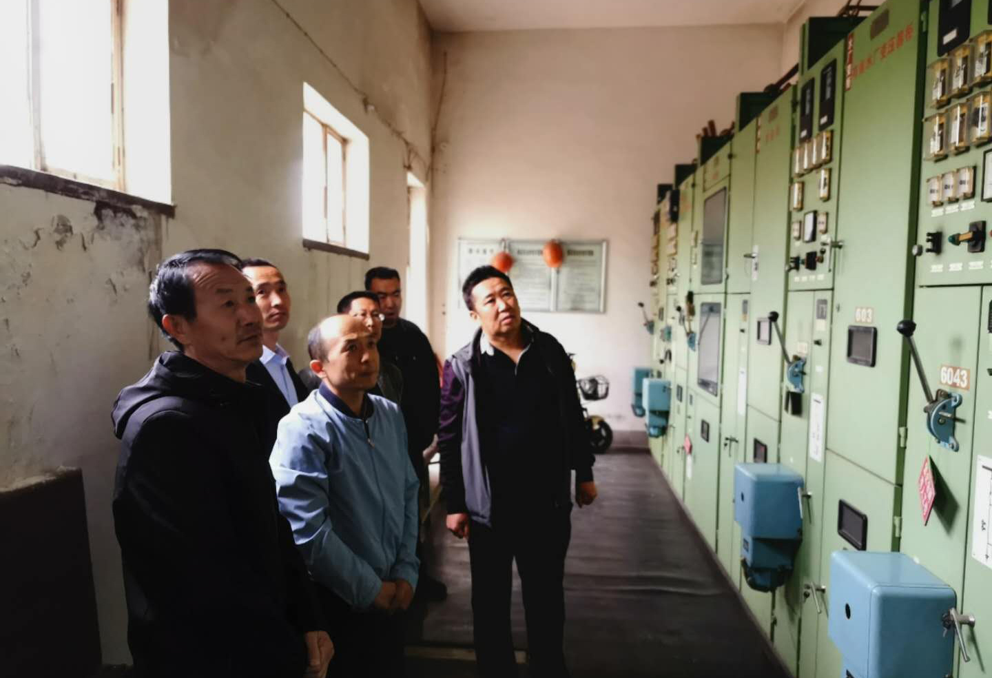 公司總經(jīng)理王建人在供水、污水生產(chǎn)一線(xiàn)開(kāi)展...