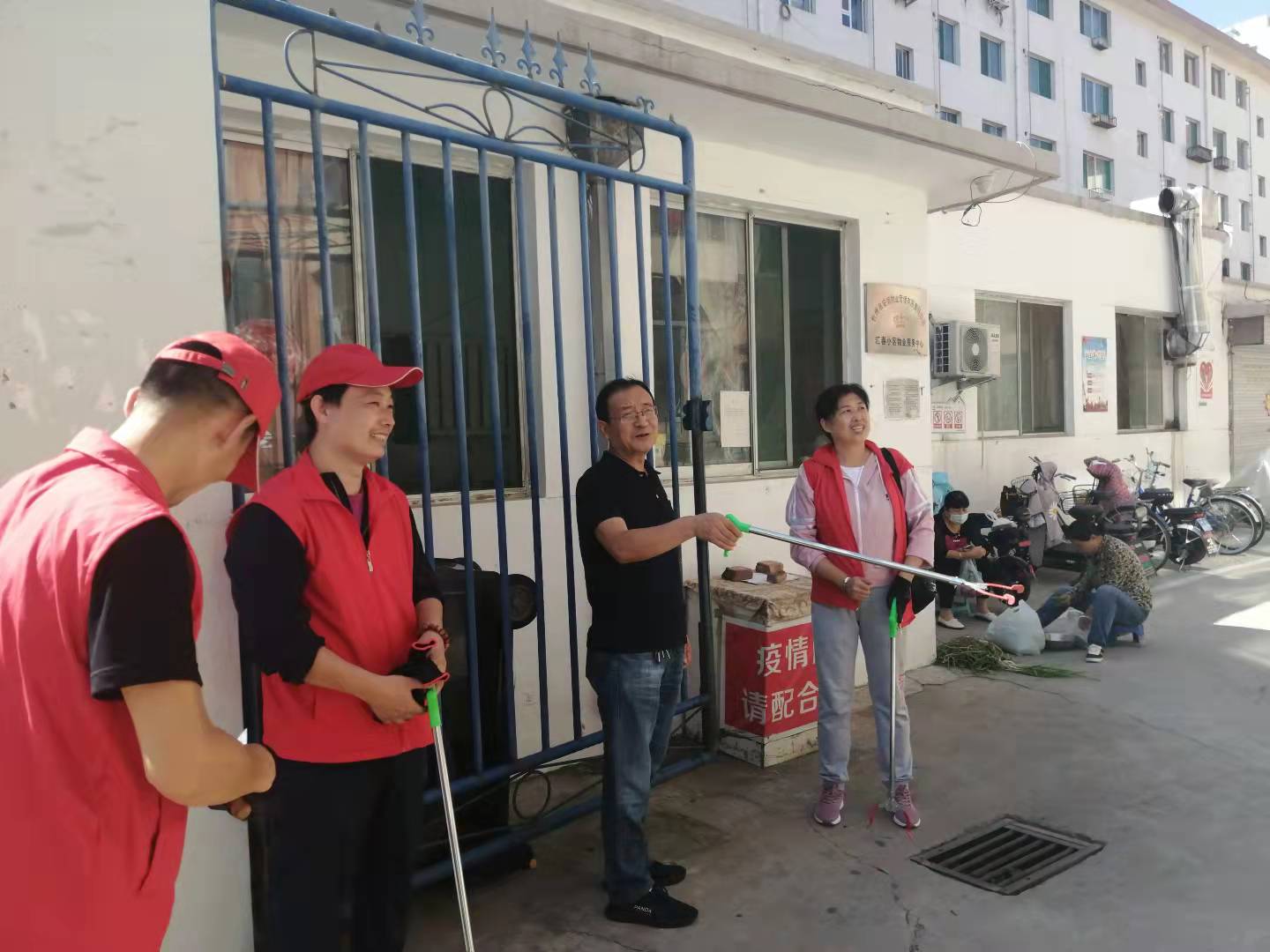 01-9月9日黨委委員、財(cái)務(wù)總監(jiān)辛建人在匯春小區(qū)檢查指導(dǎo)志愿者服務(wù).jpg